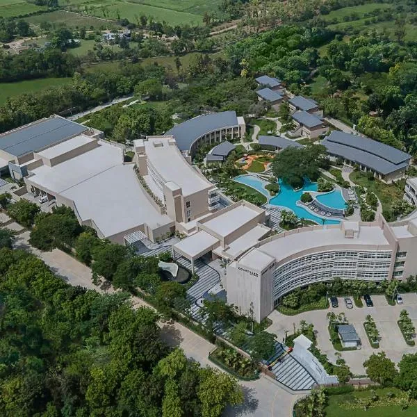 Courtyard by Marriott Aravali Resort, hotel v destinaci Faridabad