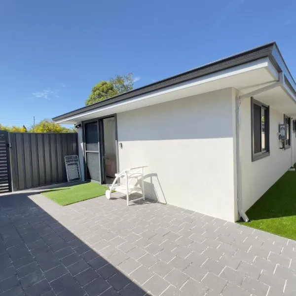 B2 Airport Adjacent Home - New Amenities & Fast Wi-Fi, ξενοδοχείο στο Περθ