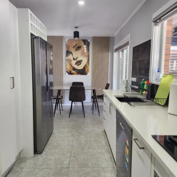 Experience Comfort in Our 3-Bedroom Family Home, hotel v Aucklandu