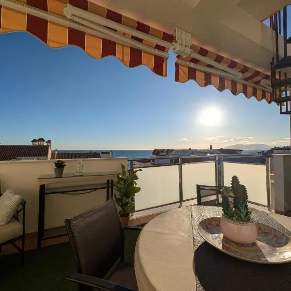 Ático Mediterráneo con Terraza y Solárium en el centro y a un paso del mar en Rincón de la Victoria, hotel v destinácii Rincón de la Victoria