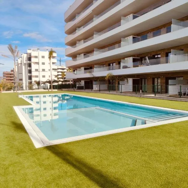Claudia Luxury Apartment near the beach with a pool, gym, and secure gated parking、アレナレス・デル・ソルのホテル