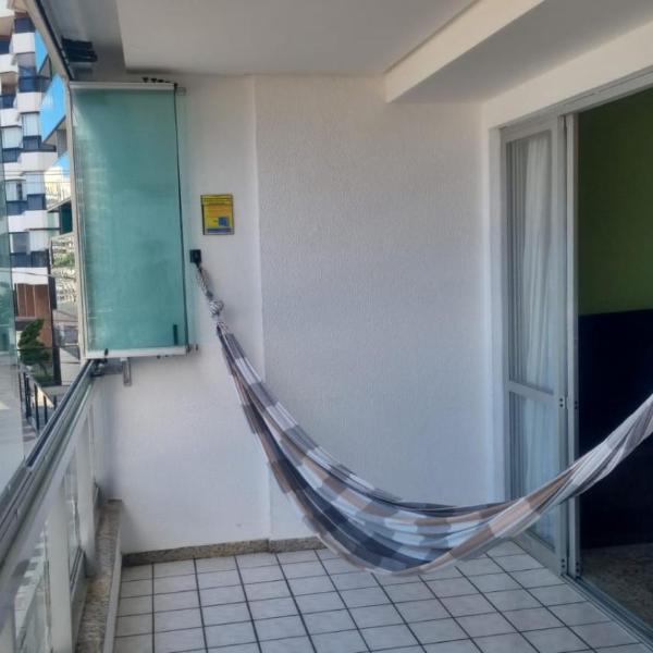 Apartamento BEIRA MAR VISTA TOTAL - SENSAÇÃO DE CASA TÉRREA A BEIRA MAR - COZINHA EQUIPADA -AIR FRYER -ÁREA DE CHURRASCO PRIVATIVA- TVS SMART- DISNEY PLUS E OUTROS-PRAIA IDEAL PARA CRIANÇAS-ROUPA DE CAMA PARA 2 X CASAIS -KIT PRAIA 4 PESSOAS - Foto 5