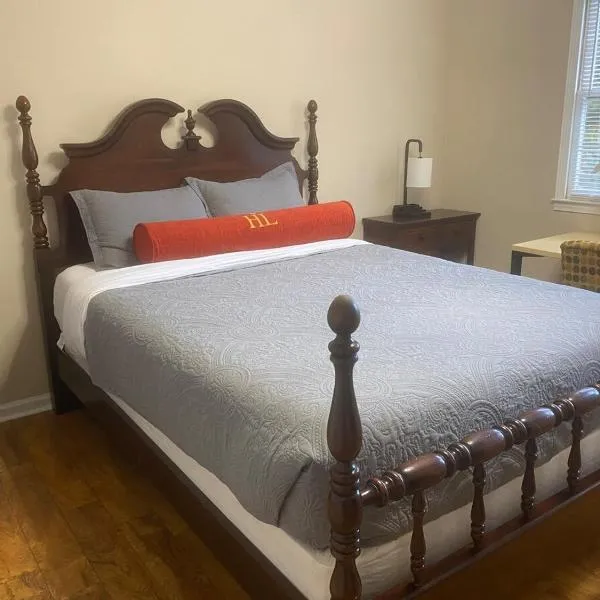 Big parking quiet 2-bedroom in West Raleigh 5210, hotel v destinaci Raleigh