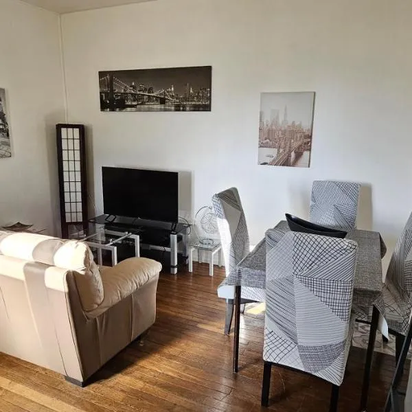 Appartement F2 Orléans 42m2, parking, 4 couchages et lit bébé, hotel in Orléans