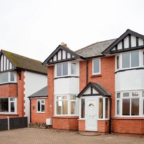 6 BR 3 Bath Spacious Tudor House & Free Parking, hotel in Powick