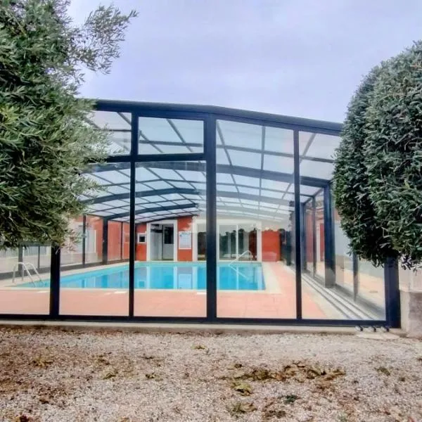 Maison cosy au bord du canal, piscine et parking, hotel in Béziers