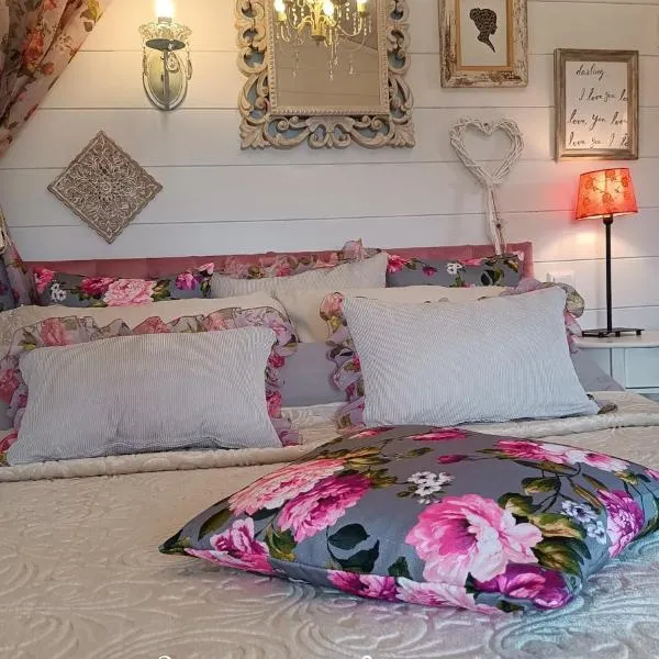 VINTAGE cottage by the sea & Jacuzzi, hotel v destinaci Pálioura