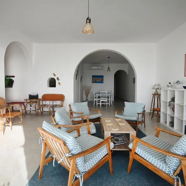 Sunset Court Self Catering Sea View Apartment, hotel v destinaci Għajnsielem