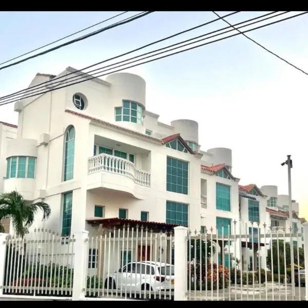 Apartaestudio en Condo Privado 100 Mts Playa, hotel in Cartagena de Indias