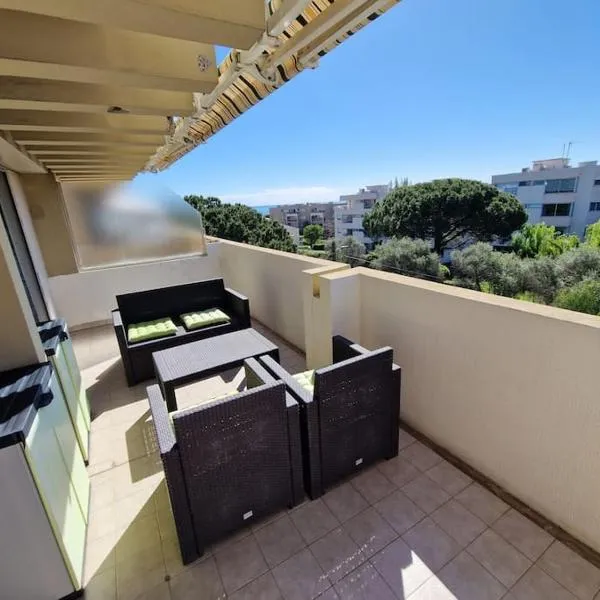 Cozy 1 Br with a seaview, AC, Pool and Parking, hotel en Antibes