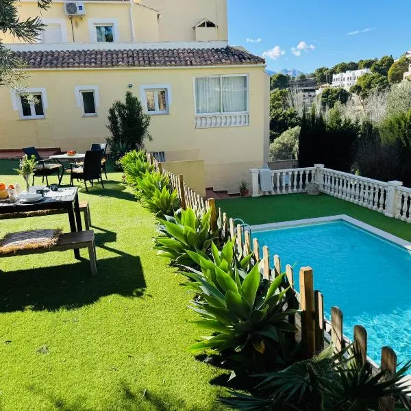 Spacious chalet on golf course, hotel en Altea