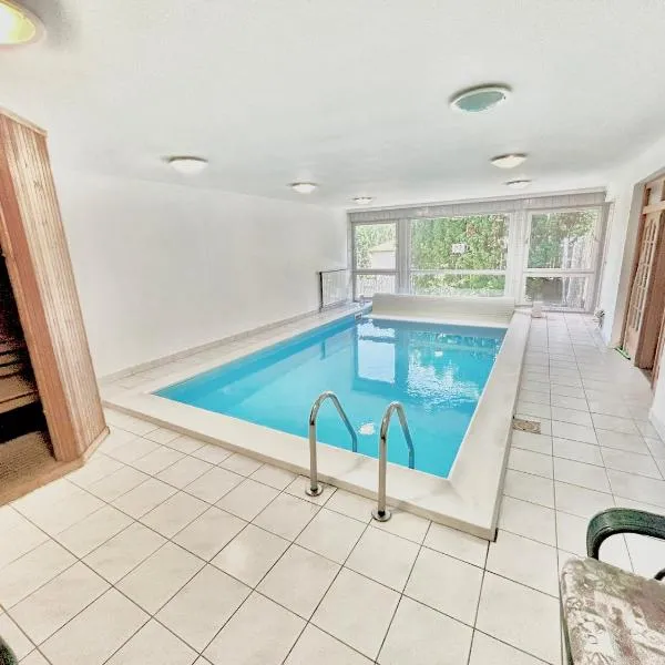 5 Hálószobás Wellness VIP House - privát medence, hotel in Siófok