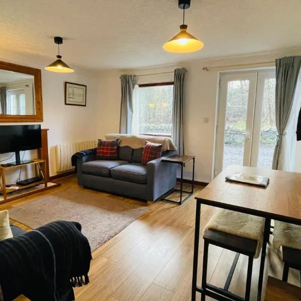 Stylish Garden Flat Near Loch Ness, hotel v destinaci Drumnadrochit