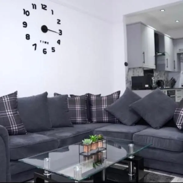 Newly refurbished 2 bed !, hotel a Glasgow