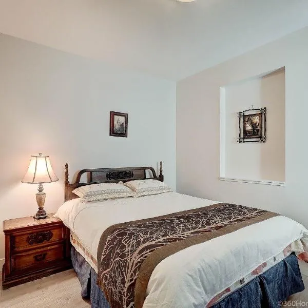 O Charming Bright Queen Bed Room Ensuite, hotel in West Vancouver