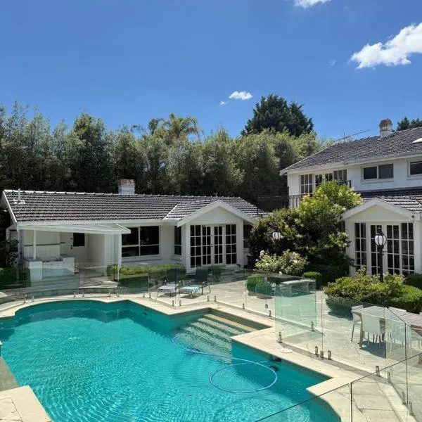 Stunning White House Luxury Retreat In Templestowe، فندق في Templestowe