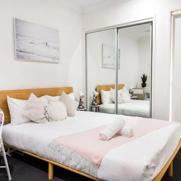 Standard Queen Room in Gregory Hills - Quaint Spot - Shared Bathroom, hotel v destinaci Gledswood Hills