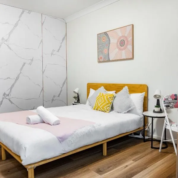 Serene Queen Room - Centrally Located at Gregory Hills - Shared Bathroom, hotel in Gledswood Hills