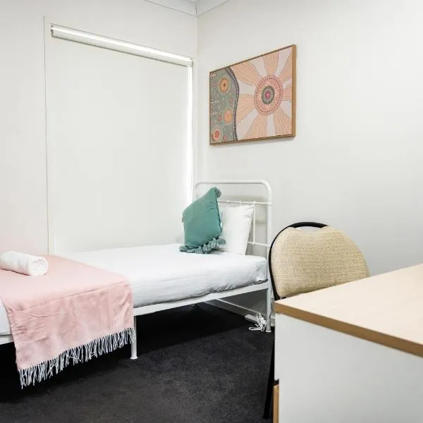 Serene Single Room - Convenient Location in Gregory Hills - Shared Bathroom、Gledswood Hillsのホテル
