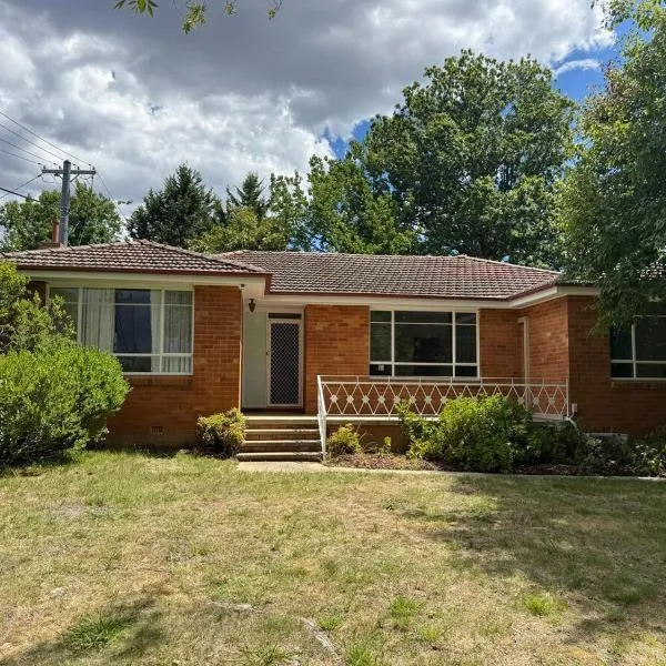 Elegant 4BR Home in Red Hill, hotel v destinaci Canberra