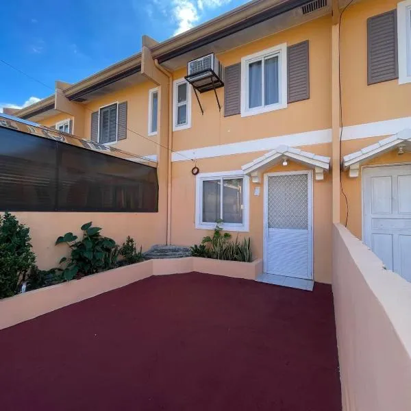 Cute 2 room House with pool access, hotel in Tarlac