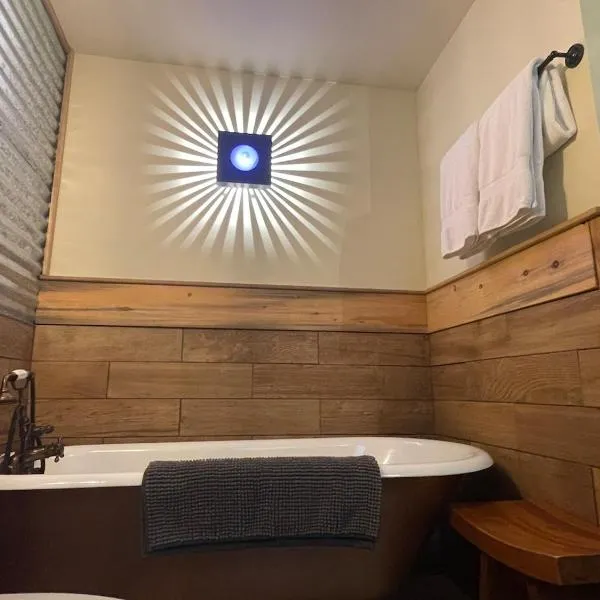 Cozy Spa Sanctuary - Steps to Restaurants and Shopping, ξενοδοχείο στο Πόρτλαντ