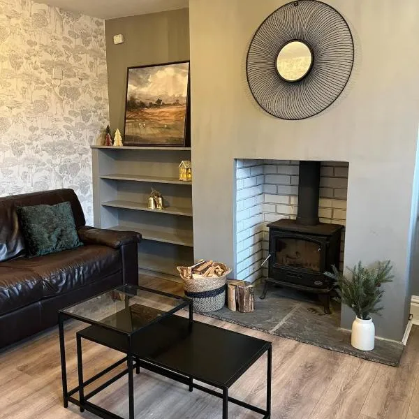 Bumblebee Cottage 3-Bed Family Stay near Sheffield with Garden & Free Parking, hotel in Beighton