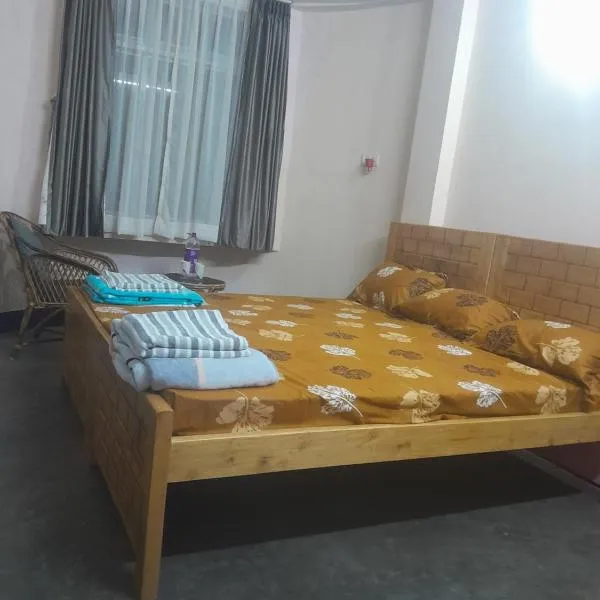 Travellers Homestay, hotel v Silcharu