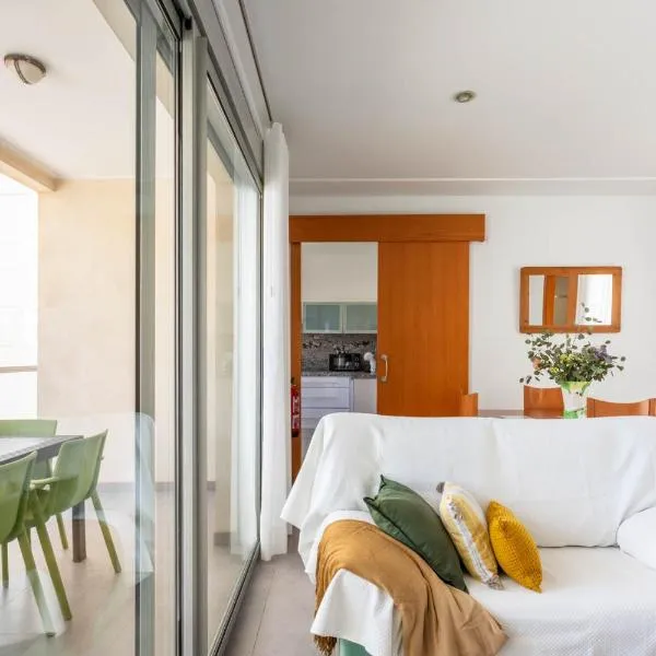 Casa particular en la playa a pocos metros del mar con garaje, hotel a Playa de Miramar