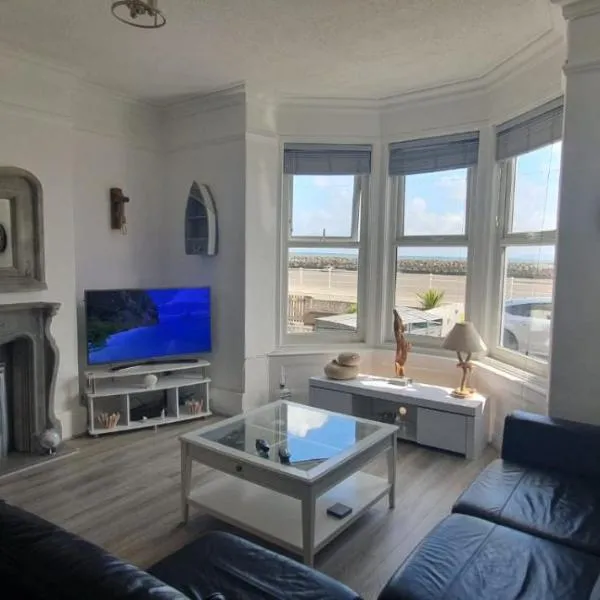 Stunning Beachfront Apartment Sleeps 4, hotel in Rhos-on-Sea