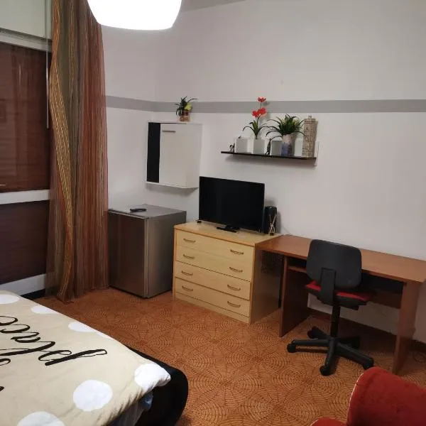Ampia camera con balcone privato, hotel v destinaci Pordenone