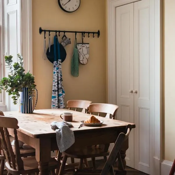 Beautiful central Edinburgh Apartment, hotel in Edinburgh