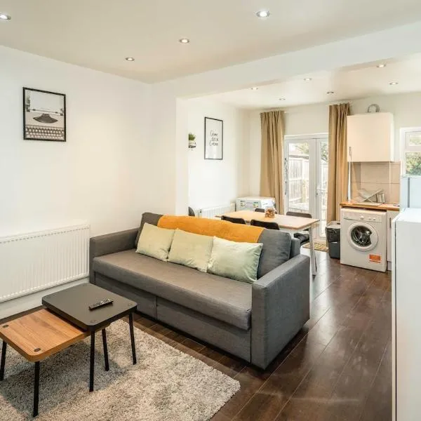 Lovely 3 bed house in Feltham, hotel in Feltham