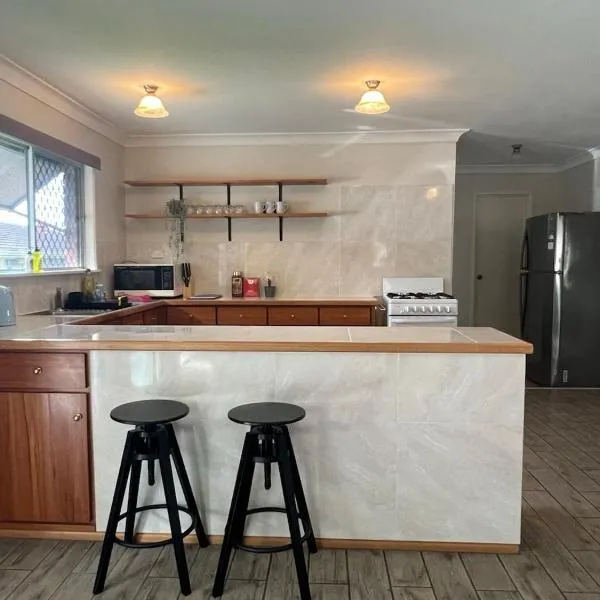 Cute Cottage Home - Vintage Charm & Great Location at Slacks Creek, Close to Logan Central & M1, hotel in Slacks Creek