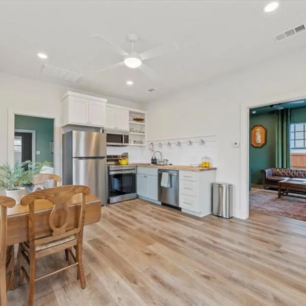 Gloria Cottage - 2 blocks to Magnolia and 3 mins to Baylor, Hotel in Waco