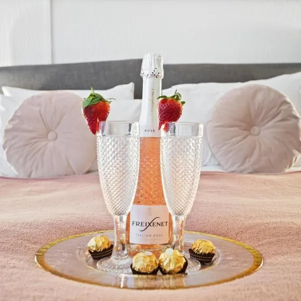 Spacious Family Apartment, Sleeps 6, FREE Secure Parking, Near Beach, готель у Борнмуті