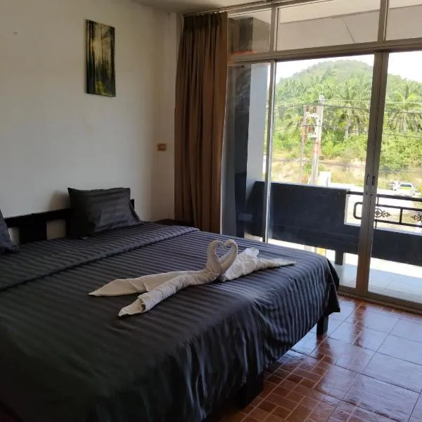 our home at lanta klongnin beach, hotel v destinaci Phra Ae beach