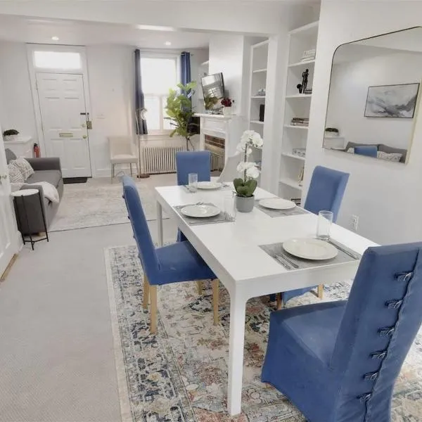 Georgetown Cobblestone Cottage - Private Parking, hotel i Washington