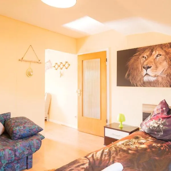 - Savanna Lodge Deluxe with Exclusive Design - Apartment 75sqm - Central Location - Terrace with View - Completely Renovated 2024 with Smart TV & Netflix - Separate Kitchen - Free Parking - Near Airport & Train, hotel in Duisburg