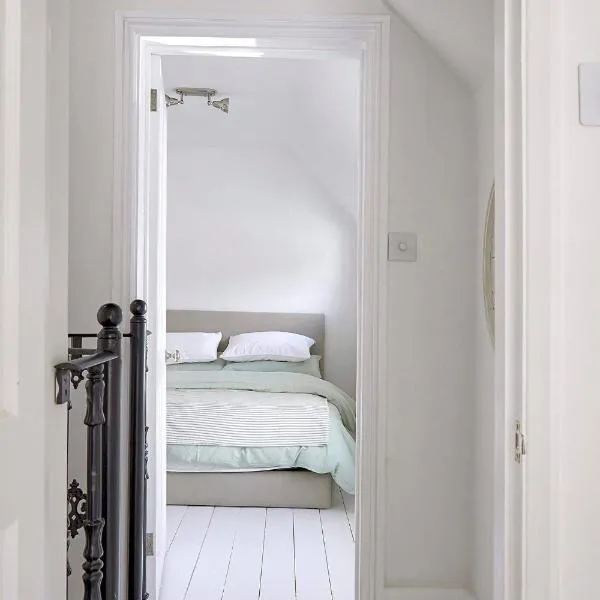 Willow House, Georgian Property in Shepperton, Double-Bed with Living Room, Bathroom and Utility Room available, hotel in Shepperton