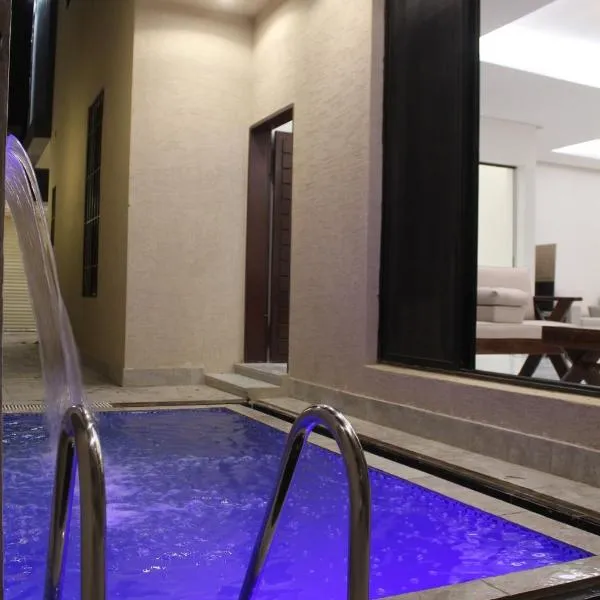فيلا مكونة من 3 غرف نوم و مجلس و صالة و مطبخ وغرفة عاملة و مسبح تفتح الغرف حسب عدد النزلاء, hotel in Riyadh