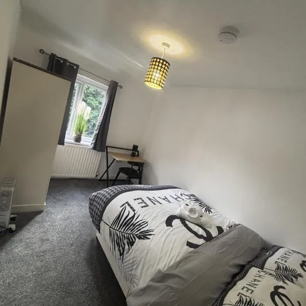 Cosy Charming room in big house, hotel v destinaci Little Hulton