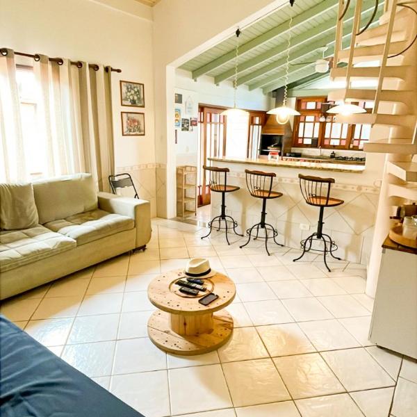 Casa completa com garagem, churrasqueira, ar condicionado e próximo do Perequê