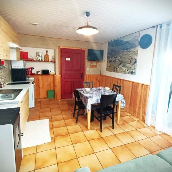 Gîte Ha-Py Chalet โรงแรมในกอมปอง