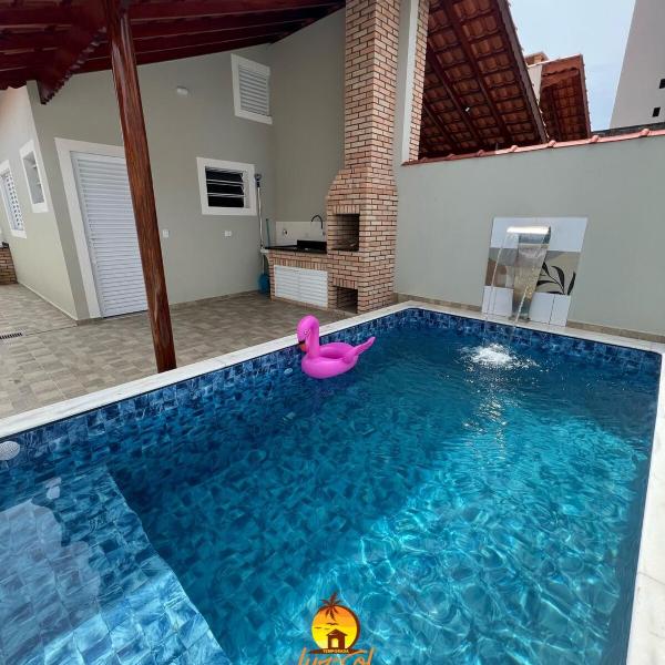 Casa com piscina beira-mar