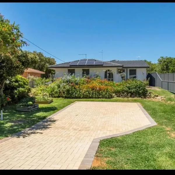 Cozy 3-Bed House in Halls Head, hotel in Mandurah
