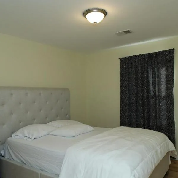 Spacious 3 Bedroom, 15 Min to EWR Airport and Parks, hotel in Newark