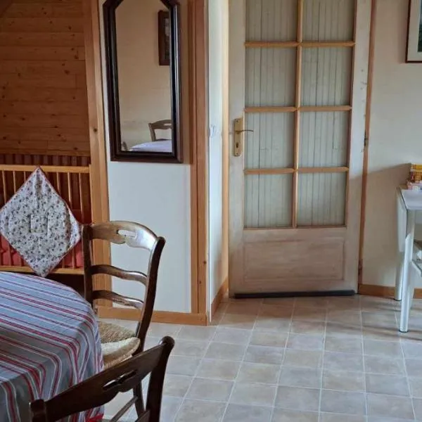 LOCATION à COUCY LE CHATEAU, hotel in Coucy-le-Château-Auffrique