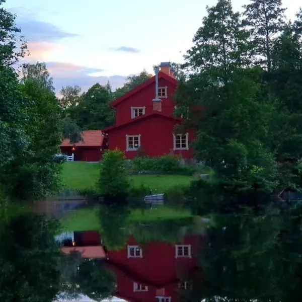 Historiskt, mysigt boende med sjöutsikt i underbar miljö, hotel v destinaci Undenäs