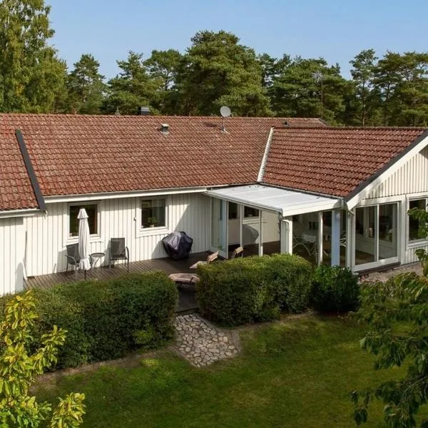 Big sea-loving house close to the beach, hotel sa Åhus